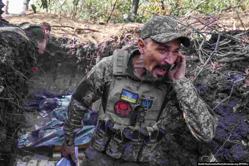 Артем, 40-летний украинский командир, отдают команду-предупреждение перед тем, как его подразделение откроет огонь по российским позициям возле Покровска. Начало октября 2024 года