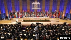 France -- Delegates applaud after the vote at the Duşenbe günki geçirilen ses berişlikde bu guramanyň 195 döwletden ybarat agzalarynyň 107-si Palestinany garaşsyz döwlet diýip ykrar etdiler.