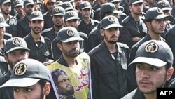 سپاه پاسداران از نظر سازمانی و اختصاص بودجه، زير نظر دولت جمهوری اسلامی نيست اما نيروهايش که به گفته برخی تحليلگران، ۱۲۵ هزار نفر تخمين زده می شود، در کنار نيروهای زير چتر وزارت دفاع، بدنه نيروهای مسلح ايران را تشکيل می دهد