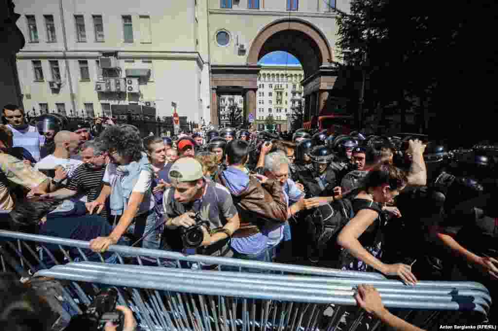 Күштік құрылымдар жергілікті әкімдік ғимараты маңына адамдарды жібермеді. 