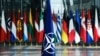 Flamuri i NATO-s dhe i vendeve tjera anëtare të aleancës.