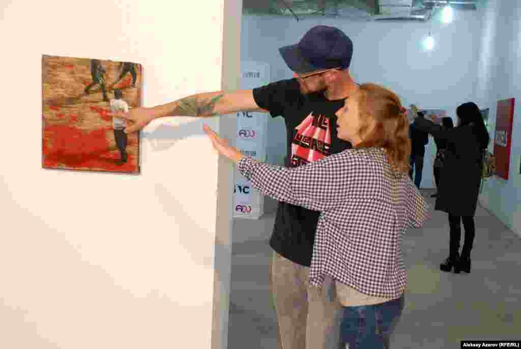 Выставку «Городской рассвет» проводит международный проект curator19.90, который занимается организацией выставок и продвижением молодых художников и кураторов по всему миру. Как отмечено в каталоге выставки, это самая большая выставка урбанистического искусства в Центральной Азии, Алматы выбран местом ее проведения, потому что это город высокой культуры, так как казахстанцы осознают новые течения в современной реальности и любят всё интересное и актуальное. На снимке Расмус Айус Фишер (слева), главный куратор выставки, арт-консультант и главный куратор выставки Wolfsen в Дании, а также представитель curator19.90 Виктория Латышева.