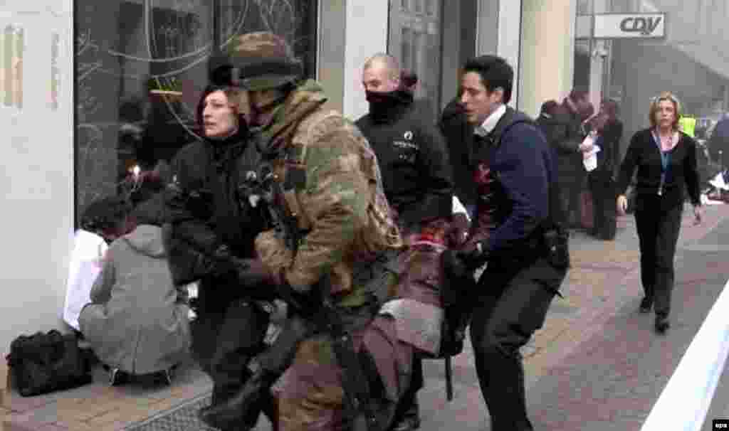 Policia dhe ushtria duke ndihmuar të plagosurit.