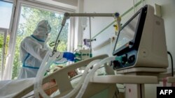 Az új koronavírussal fertőzött beteg lélegeztetőgépen a budapesti Országos Koranyi Pulmonológiai Intézetben, 2020. április 21-én