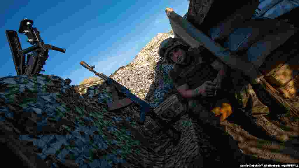 Матрос с позывным «Рэмбо» заступает на боевое дежурство. Он говорит, что пока в России проходит Чемпионат мира по футболу, российские гибридные силы не слишком активны. Предполагает, что вероятно им поступила команда «сверху», чтобы минимизировать огневой контакт 