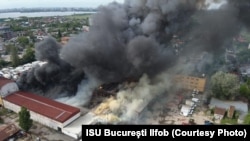 Pompierii intervin joi pentru stingerea unui incendiu izbucnit la un depozit şi la un service auto din Sectorul 6 al Capitalei.