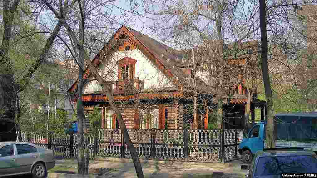 В Алматы на улице Амангельды (между улицами Кабанбай батыра и Джамбула) сохранился деревянный особняк, в котором с конца 19-го века до самой смерти жил Эдуард Баум. Этот дом-сруб – памятник архитектуры и градостроительства местного значения. Ранее здесь находилось посольство Кыргызстана в Казахстане, сейчас – представительство Европейской экономической комиссии при ООН. К зданию за ограду никого из посторонних не пускают. Фотографировать запрещает охраняющий здание полицейский. Алматы, 19 апреля 2006 года.