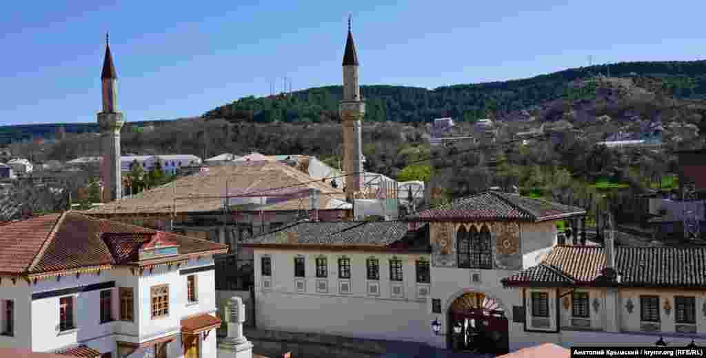 Qarşı taraftan – Ostrovskogo soqağından açılğan Han sarayınıñ manzarası