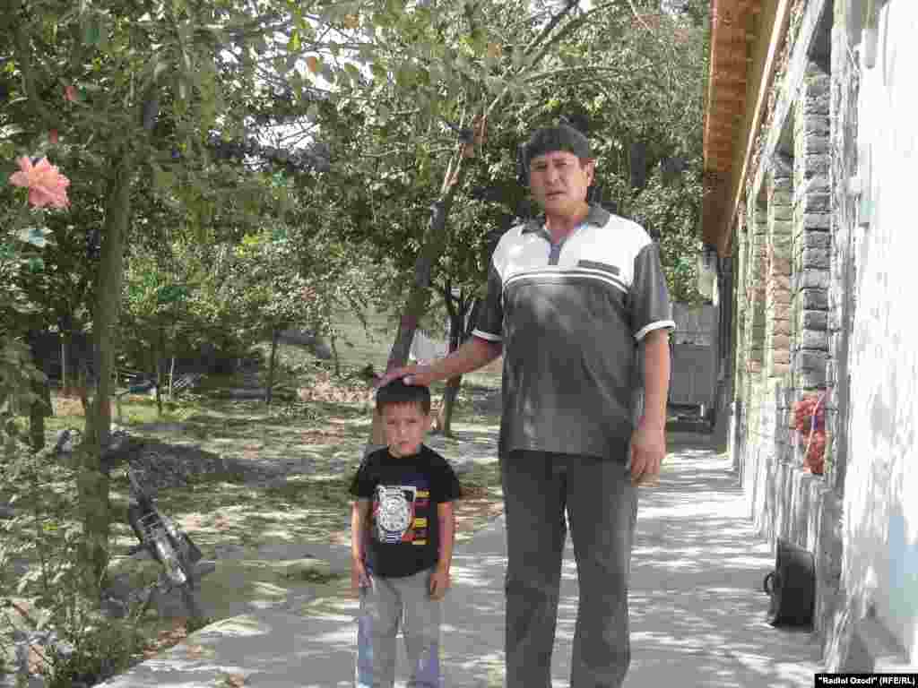 Ұлы Сирияға соғысқа кеткен Йосинхон Ешонов. Чорқишлоқ, 23 қыркүйек 2014 жыл.