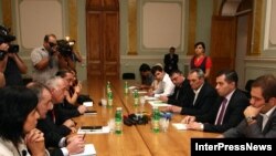 საქართველოს პარლამენტის თავმჯდომარე დავით ბაქრაძე (მარჯვნიდან მეორე) ხვდება ოპოზიციის წარმომადგენლებს