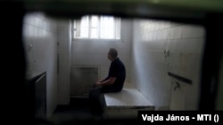 Magyarországon a börtöntelefon a mai napig olyan drága, mint az emelt-díjas hívások. 