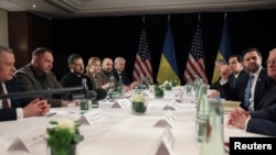 Украинская и американская делегации перед началом переговоров, Мюнхен, 14 февраля 2025 года