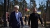 Президент Украины Владимир Зеленский (справа) и президент Чехии Петр Павел во время церемонии у мемориала погибшим украинским воинам в Мощуне под Киевом, Украина, 21 марта 2025 года