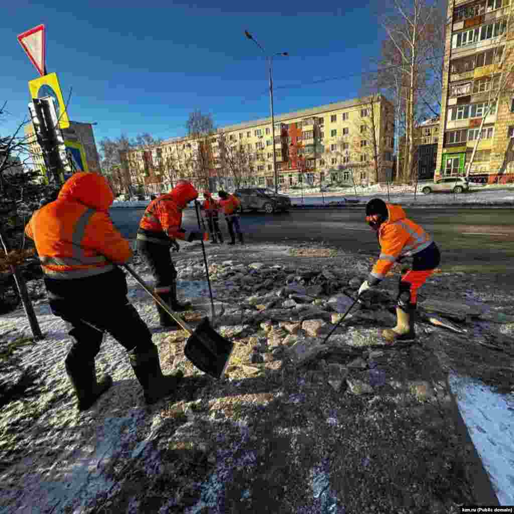 Казанда узган атнада -23 градуска кадәр салкынайтты. Эшчеләр таңнан җәяүлеләр сукмагын чистарта.
