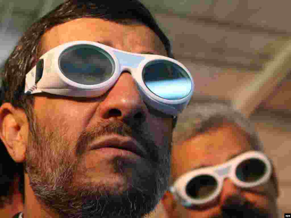 Iran - Predsjednik Mahmud Ahmadinejad posjetio lasersku izložbu u Teheranu, 07.02.2010. Foto: EPA