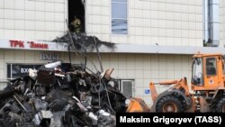 Кемероводағы "Зимняя вишня" сауда және ойын-сауық орталығында өрт орнын тазалау жұмыстары. Ресей, 26 наурыз 2018 жыл.