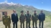Кыргызстандын УКМК төрагасы Камчыбек Ташиев (оңдон үчүнчү), Тажикстандын УКМК төрагасы Саймумин Ятимов (солдон үчүнчү). Кыргызстандын Чоң-Алай району менен Тажикстандын Лахш районунун чектешкен аймагы. 5-июнь, 2021-жыл 