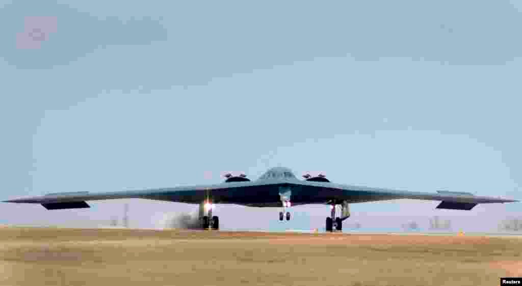Американски стелт авион од типот Б2 во базата во Мисури, 20.03.2013.