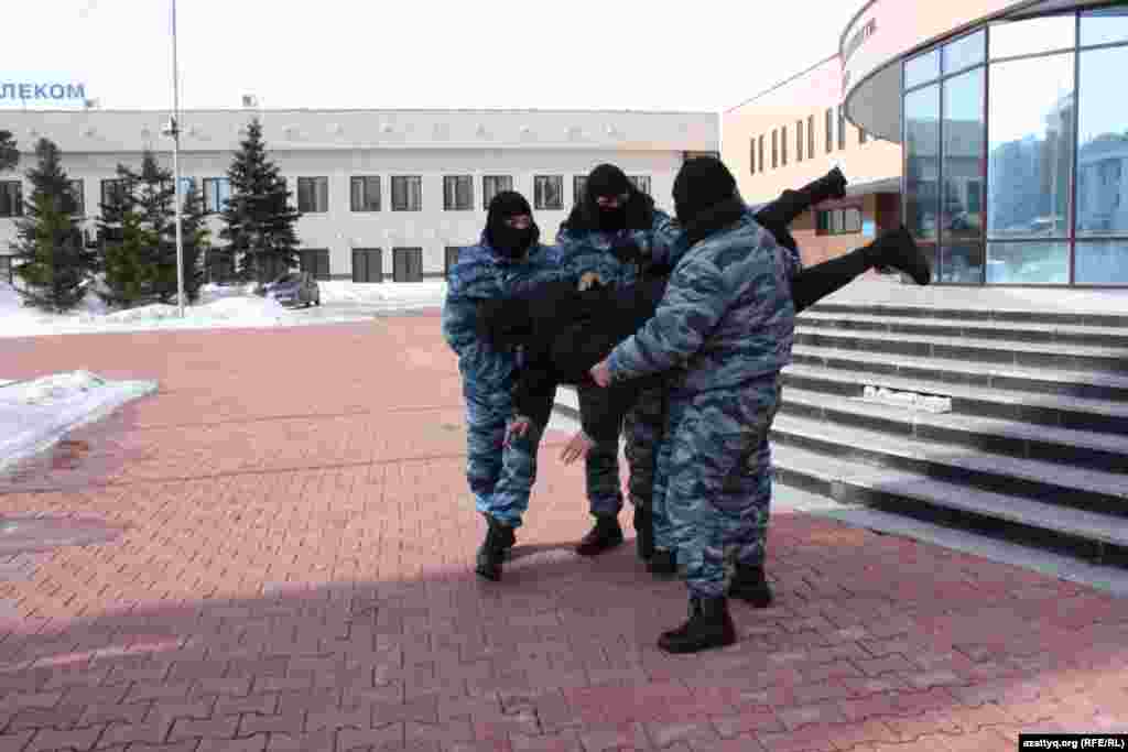 Қазақстан ішкі істер министрлігі 1 наурызда қанша адам ұсталғанын нақты айтпады. 