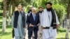 امیرخان متقی سرپرست وزارت خارجۀ طالبان با اسحاق دار معاون صدر اعظم و وزیر خارجۀ پاکستان 