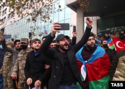 A felvonulás résztvevői ünnepelnek. A háború egy oroszok-diktálta békével ért véget, amelyet utcai ünneplések követtek Baku-szerte.