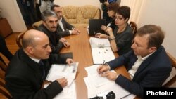 Армения -- Члены блока «Мой шаг» представляют свои документы в ЦИК, Ереван, 14 ноября 2018 г.