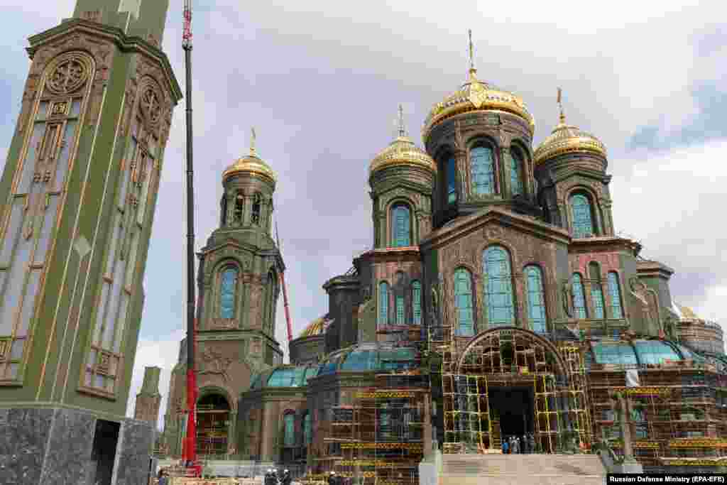 Фасад собора. Храм расположен примерно в 60 километрах от центра Москвы в парке "Патриот".