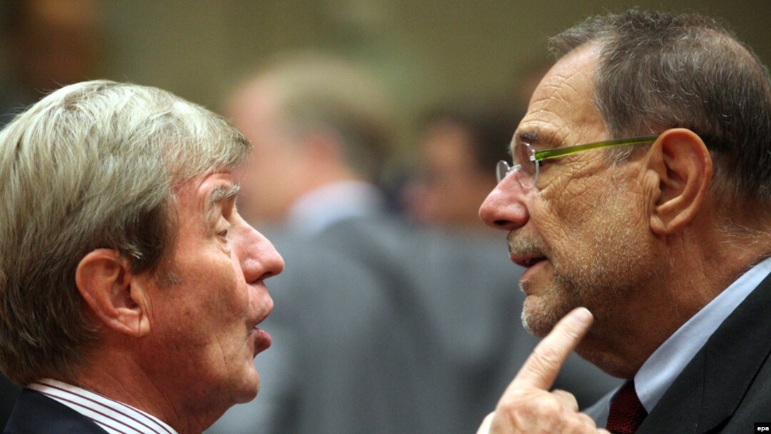French Foreign Minister Bernard Kouchner (left) with EU foreign policy chief Javier Solana at the foreign ministers' meeting in Brussels on September 15