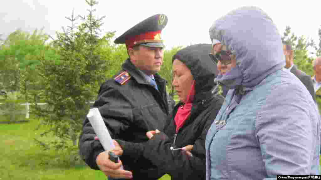 Офицер полиции требует, чтобы активисты движения «ипотечников» не шли дальше и разошлись по домам. Астана, 22 мая 2013 года.
