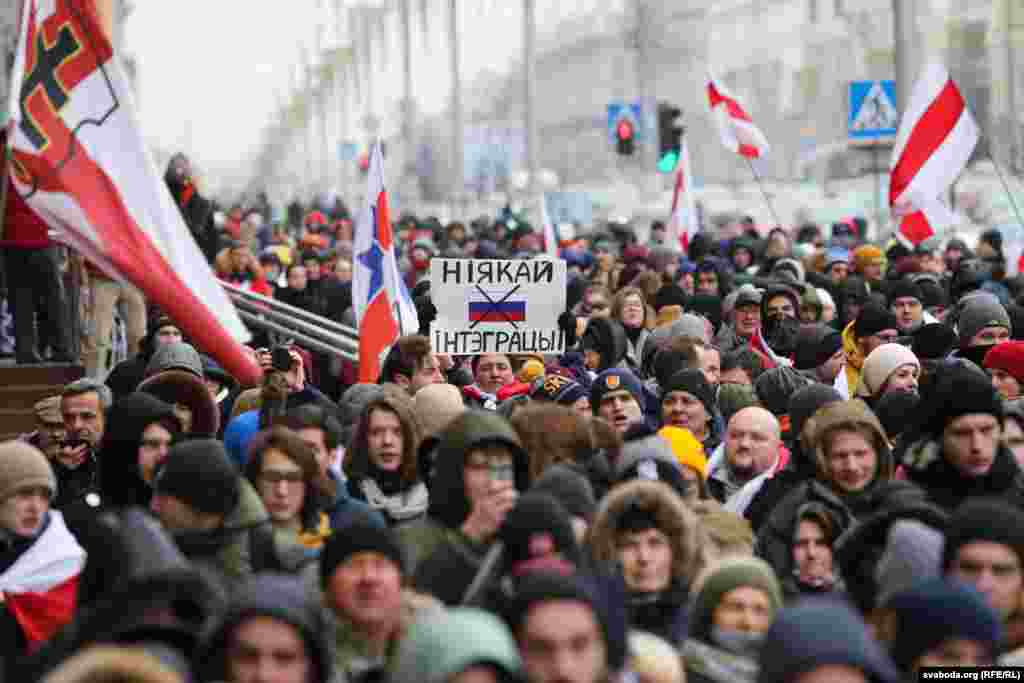 «В мире более трех тысяч наций и народностей. И только около двухсот сумели создать свои независимые государства. Мы, белорусы, среди них. Это наша самая большая ценность», – сказал выступающим писатель Владимир Орлов. 