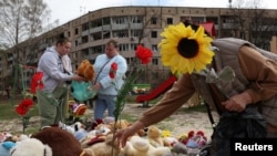 Детская площадка в Кривом Роге, куда попала российская ракета. Не менее 20 человек, в том числе дети, погибли, десятки получили ранения. 5 апреля 2025 года
