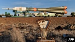 "Союз" ғарыш кемесін ұшыру алаңына апара жатыр. Байқоңыр, 25 наурыз 2015 жыл.