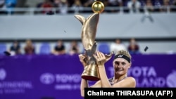 Українка Даяна Ястремська з трофеєм турніру в Таїланді, 3 лютого 2019 року