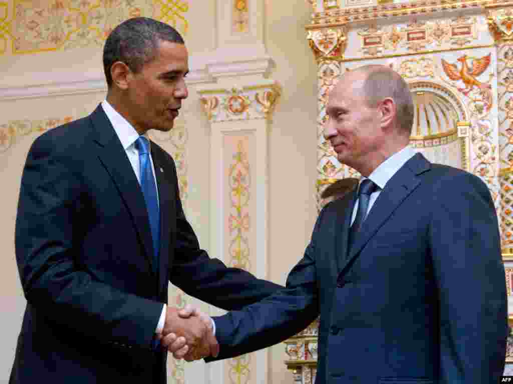 ABŞ prezidenti Barack Obama Moskvaya səfəri zamanı Baş nazir Vladimir Putinlə görüşür. 7 iyul 2009-cu il. 