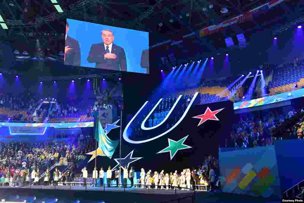 Универсиаданың ашылу рәсіміне Қазақстан президенті Нұрсұлтан Назарбаев келді. Салтанатты кеш кезінде жүргізушілер "универсиаданы ұйымдастыруға мүмкіндік бергені үшін" Назарбаевқа бірнеше рет алғыс айтты. 