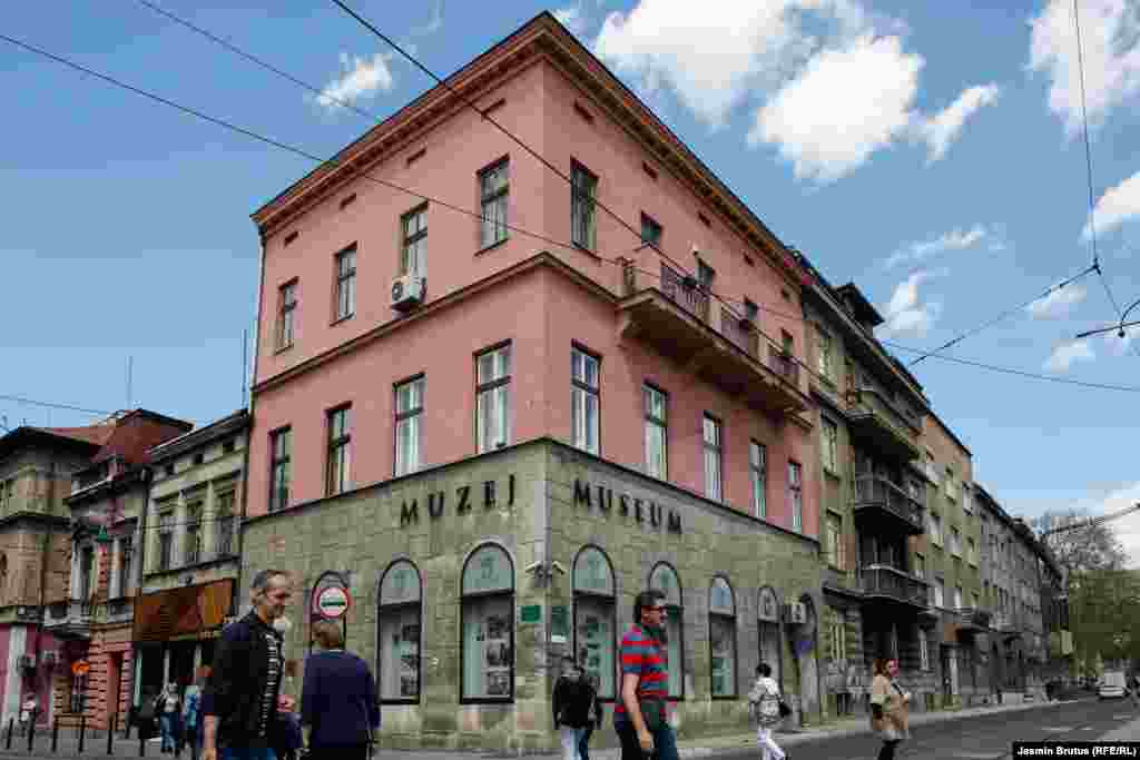 A szarajevói merényletről elnevezett múzeum a Ferenc Ferdinánd főherceg ellen elkövetett 1914-es merénylet helyszínén található. A múzeum egykor a turisták egyik legnépszerűbb célpontja volt. 