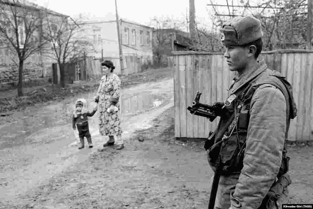 Совет сарбазы Цхинвал қаласындағы күзетте. Желтоқсан 1990 жыл. Кремль Оңтүстік Осетиядағы "қақтығыс пен қантөгісті тоқтату үшін" ол жаққа Ішкі істер министрлігі әскерін жіберді. Бірақ ресми Тбилиси Совет билігінің "араға түсуіне" қарсылық білдіріп, ол жерге өз сарбаздарын қоса жіберді. 