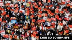 Тим часом, десятки тисяч людей 22 лютого знову вийшли на вулиці по всій М’янмі, попри погрозу військових, які захопили владу в країні, про готовність застосувати летальну зброю проти демонстрантів