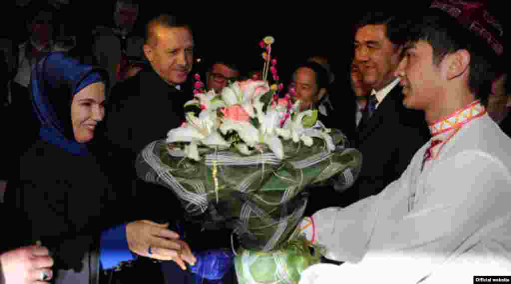 2012-ci ildə Türkiyənin Baş naziri Recep Tayyib Erdoganin vilayətin paytaxtı Urumçiyə səfəri zamanı çəlinən foto. 