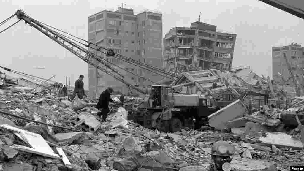 Декабрь 1988 года: землетрясение в Армении. Меньше чем за 20 секунд в груды развалин превращаются целые жилые кварталы. Специальные укрепляющие стержни, используемые при строительстве домов в сейсмоопасных районах, были ранее украдены и проданы на "черном рынке". Погибли более 30 тысяч человек. 