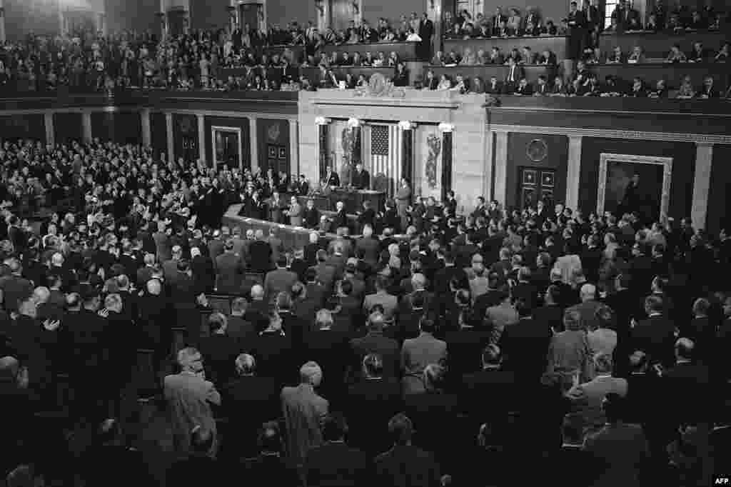 Президент Кеннеди выступает перед конгрессом США 26 мая 1961 года, настаивая на выделении средств для отправки первого человека на Луну к 1970 году.