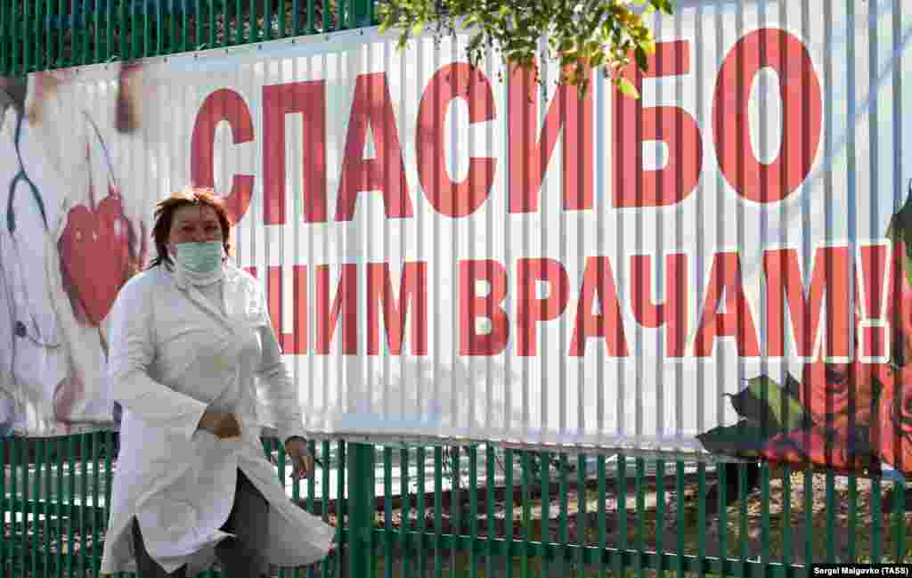 21 жовтня. Кримський медпрацівник на тлі банеру з написом «Дякуємо нашим лікарям!» у Судаку
