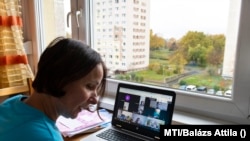 Palkovics Borbála, az Arany János gimnázium angoltanára online tanórát tart 9. osztályos diákjainak nyíregyházi otthonában, 2020. november 11-én