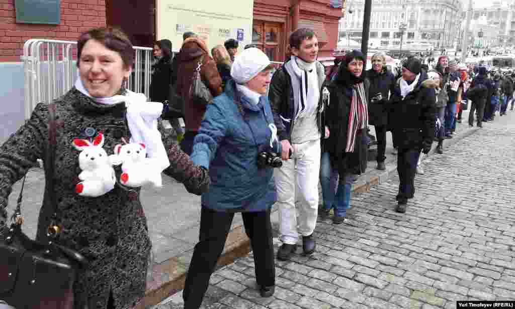 "Белые ленты" водят хоровод у знака нулевого километра у Красной площади. Скандируют «Россия без Путина».