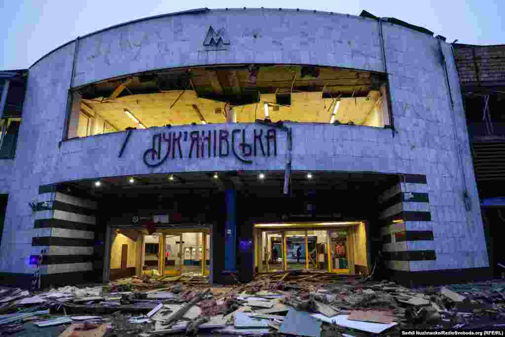 Вход на станцию метро «Лукьяновская» в Киеве, поврежденный в результате российской атаки, 18 января 2025 года