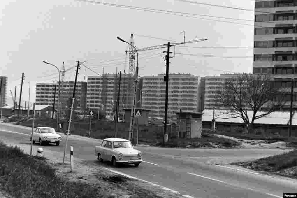 Жилой комплекс рядом с улицей Балатон. 1975 год. К 1970-м годам многие крупные строительные комплексы возводились по типовым проектам и были лишены очарования. Сегодня они считаются серыми пятнами городского ландшафта Будапешта. 