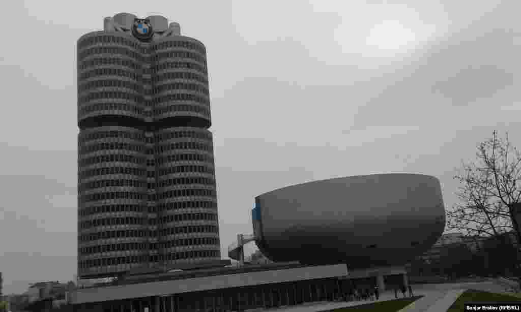 BMW музейинин сырттан көрүнүшү. Музейдин курулушу 1972-жылы бүтүп, ошол жылы Мюнхенде өткөн Олимпиада оюндары учурунда ачылган. 2004-жылы оңдоп-түзөө үчүн жабылып, 2008-жылдан кайра иштей баштады. 