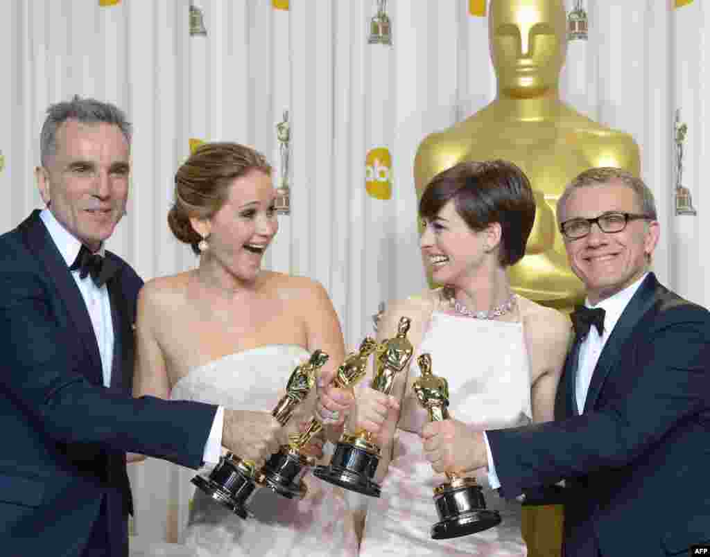 Daniel Day-Lewis (ən yaxşı aktyor), Jennifer Lawrence (ən yaxşı aktrisa), Anne Hathaway (ən yaxşı yardımçı qadın aktrisa),və Christoph Waltz (ən yaxşı yardımçı kişi aktyor)