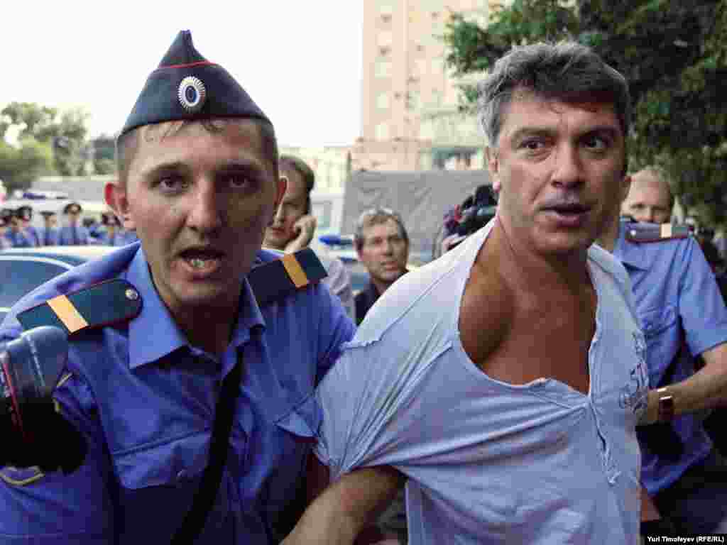 Rusija -Policija je privela opozicionog lidera Boris Nemtsova u Moskvi, zbog pokušaja organiziranja zabranjenog skupa, 31.07.2010. Foto: RFE/RL, Yuri Timofeyev