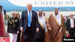 ملک سلمان (راست) پادشاه عربستان و دونالد ترامپ، رئیس‌جمهوری آمریکا.